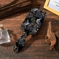 Detailansicht der Paddelbürste mit floralem Libellenmuster auf dunklem Holztisch - Libelle & Blumenmuster (A)