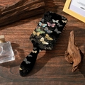 Schwarze Massage-Haarbürste mit buntem Schmetterlingsmuster auf vintage Holzschreibtisch - Schmetterling & Blumenmuster (C)