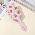 Dettaglio della spazzola rosa con decorazioni 3D a forma di fragola e ciliegia - Fragola Ciliegia