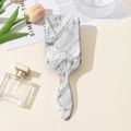 Vue détaillée d'une brosse à cheveux avec motif marbre naturel gris sur la plaque arrière - Motif Marbre Gris (Style A)