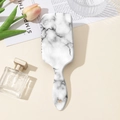 Vue détaillée de la texture marbre et du trou de suspension d'une brosse à cheveux - Motif Marbre Noir et Blanc (Style B)