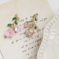 Dettaglio di ciondoli floreali in lega con petali rosa e foglie di cristallo verde - Stile Due Piccoli Fiori / Rosa