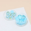 Nahaufnahme hellblauer irisierender Glasperlen für DIY-Schmuck und Nagelkunst-Deko - 10 Stück Packung / Blau