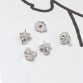Detailopname van verzilverde bloem kralenkapjes met pin voor DIY sieraden maken projecten - Groot Bloemvorm Zilver