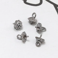 Macro-opname van vergulde parelkapjes met stift voor het maken van DIY-sieraden - Groot Bloemvorm Gunmetal Zwart