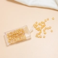 Dettaglio di perline quadrate in vetro satinato giallo 4mm con scatola per gioielli DIY - Arancio chiaro