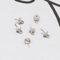 Macro-opname van verzilverde kraalkapjes met schroefdraadstiften voor doe-het-zelf sieraden - Medium Rond Zilver