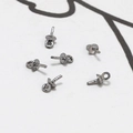 Macro-detail van zes gunmetal vergulde parelkapjes voor het maken van DIY-sieraden - Klein Rond Gunmetal Zwart