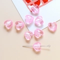 Makro-Detail einer rosa durchscheinenden Herzperle mit Glitzer für DIY-Schmuck - 2# Hellrosa