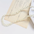 Vue macro de perles de verre à facettes irisées sur un livre pour bijoux DIY - Style Facetté Classique / Champagne AB