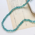 Vue détaillée de perles de verre cristal facettées bleu aqua pour bijoux DIY - Style Facetté Classique / Bleu Lac Holographique