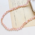 Gros plan de perles en cristal rose facetté pour bijoux DIY et colliers faits à la main - Style Facetté Classique / Rose Doux Iridescent