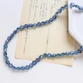 Vue macro de perles en cristal de verre facetté bleu avec finition AB pour bijoux DIY - Style Facetté Classique / Bleu Royal Irisé