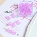 Détail macro de perles violettes dépolies 6x10mm pour la création de bijoux DIY - Violet