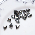 Macro di perline triangolari in vetro grigio scuro per creazione di gioielli - Nero