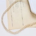 Vue macro de perles en cristal facetté champagne sur papier vintage pour bijoux DIY - Style Facetté Fin / Champagne AB