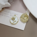 Detailansicht der Vintage-Rosen-Emaille-Anhänger für DIY-Schmuck und Bastelarbeiten - Herz Goldbasis Weiße Rose (1#)