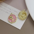 Detaillierte Makroaufnahme von Rosenanhängern mit rosa Emaille und Goldstruktur - Rund Goldbasis Rosa Rose (3#)