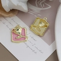 Detail von rosa Emaille-Rosenanhängern mit Goldrelief für DIY-Schmuck von beiden Seiten - Quadratisch Goldbasis Rosa Rose (4#)