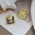 Nahaufnahme der Rosen-Emaille-Anhänger mit goldener Textur und violetter Glasur - Unregelmäßige Goldbasis Lila Rose (8#)