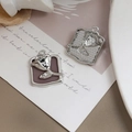 Makro-Detail von 3D-Rosen-Metallanhänger mit lila Emaille und Wabenmuster-Struktur - Quadratisch Silberbasis Lila Rose (9#)
