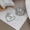 Detail des Vintage-Silber-Rosen-Emaille-Anhängers mit strukturierter Rückseite - Quadratisch Silberbasis Weiße Rose (13#)