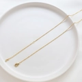 Dettaglio della catena regolabile placcata in oro con chiusura a moschettone - Collana a Doppio Cerchio Placcata Oro 18K