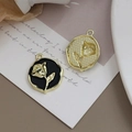 Makroaufnahme von Vintage-Rosenanhängern mit schwarzer Emaille und geprägten Goldblättern - Rund Goldbasis Schwarze Rose (19#)