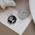 Nahaufnahme von Vintage Rosen Emaille Anhängern für DIY Schmuck auf antikem Hintergrund - Unregelmäßige Silberbasis Schwarze Rose (20#)