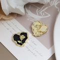 Detail von herzförmigen Anhängern mit goldenen Rosen-Reliefs und Emaille-Finish im Vintage-Stil - Herz Goldbasis Schwarze Rose (23#)