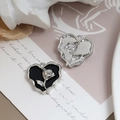Makro-Detail des Vintage-Rosen-Herzanhängers mit schwarzem Emaille-Inlay und Blumenprägung - Herz Silberbasis Schwarze Rose (24#)