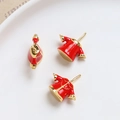Gros plan de breloques de vêtements traditionnels chinois rouge et or dans un plat - Corps de Costume Or K