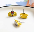 Macro des composants de boucles d'oreilles en émail jaune en forme de robes chinoises - Corps de Costume Noir Fusil