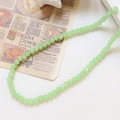 Dettaglio macro di perle di vetro sfaccettate verde chiaro su carta vintage - 100 Pezzi/Confezione / Verde Chiaro