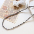 Dettaglio delle perle sfaccettate grigio fumo per la creazione di gioielli e collane DIY - 100 Pezzi/Confezione / Grigio Fumo