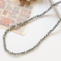 Vista macro di perline di cristallo grigio sfaccettato con alta rifrazione della luce - 100 Pezzi/Confezione / Grigio (11#)