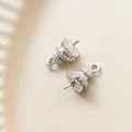 Vista macro de dos copas de perlas de plata S925 con circón blanco y pasadores - Cabezal de Colgante de Árbol de Navidad / Colgante de Árbol de Navidad de Platino