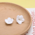 Close-up van witte harsbloemen met 5 bladen op houten dienblad voor DIY-sieraden maken - 5#