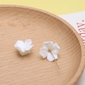 Macro-detail van witte hars bloemkralen met matte afwerking en metalen pin voor DIY-sieraden - 12#
