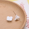 Macro-opname van witte harsbloemen en metalen pinnen voor DIY-sieraden maken - 8#