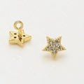 Detail von sternförmigem vergoldetem Schmuckanhänger mit Zirkonia und rückseitiger Öse - Fünfzackiger Stern Gold