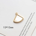Dettaglio del ciondolo a ventaglio placcato oro con intarsio in conchiglia di 15x15mm - Ventaglio