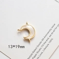 Dettaglio del ciondolo a luna dorata 13x19mm con intarsio in madreperla bianca per fai da te - Luna a Triplo Occhiello