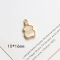 Dettaglio pendente orso dorato 10x16mm con madreperla bianca e pietra di zircone - Orso