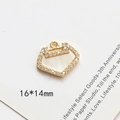 Dettaglio del ciondolo a forma di lucchetto ruyi placcato oro 16x14mm con madreperla - Lucchetto in Zirconia Grande