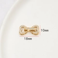 Détail macro du fermoir bijou nœud doré 18x10mm serti de pierres de zircone cubique - Style Coeur (14#)