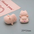 Vista macro de cerditos flocados rosas de 29x34mm para joyas DIY y llaveros adorables - Cerdo Tumbado (D2082)