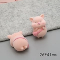 Detalle de dijes de cerdito rosa flocado en 3D que muestran el frente y la espalda - Cerdo Con Bolsa (D2082)