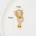 Détail macro du pendentif léopard plaqué or 33mm avec zircons blancs et yeux en pierre verte - Style Léopard (2#)