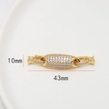 Vue macro du fermoir OT léopard doré de 43mm avec pavé de zircons sur plateau blanc - Style Double Corne (1#)
